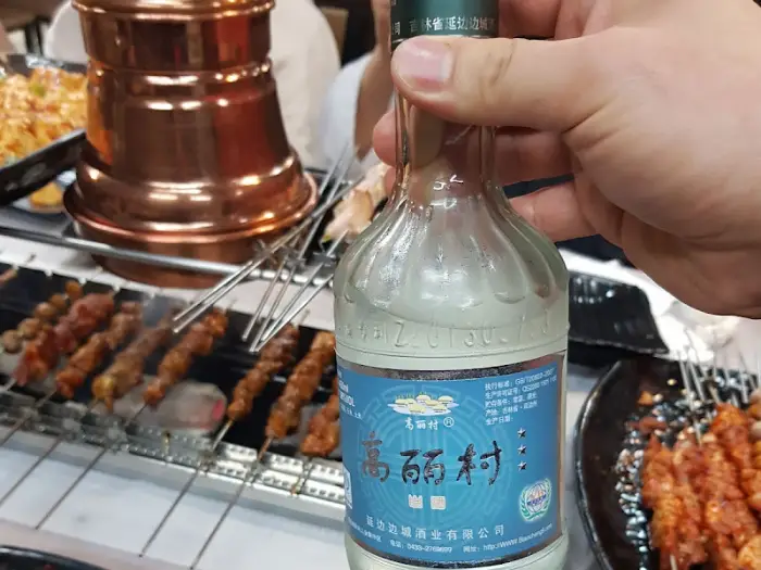 중국 술병과 함께 진열된 양꼬치