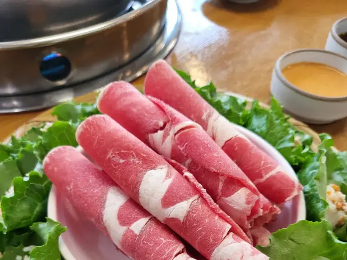 신선한 상추와 얇게 썬 소고기