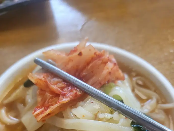 김치와 함께 끓여진 칼국수