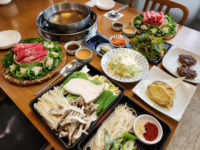 테이블 가득 차려진 풍성한 한상차림