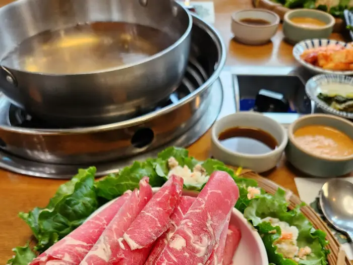 끓고 있는 샤브샤브 냄비