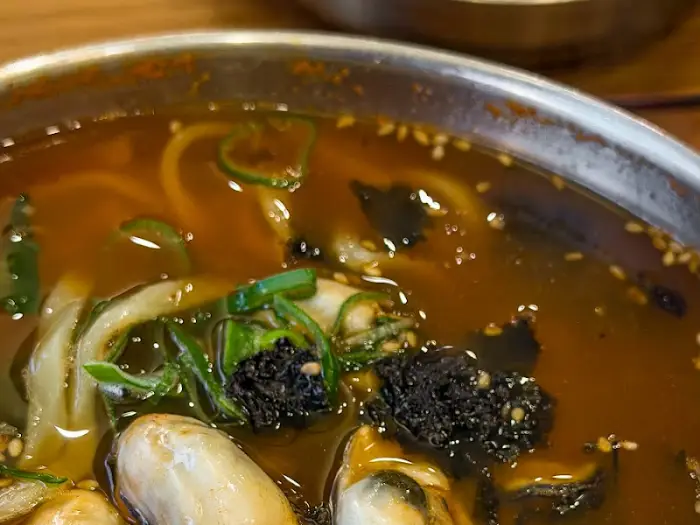 국물 속 굴과 면의 모습