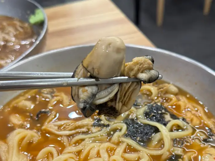 젓가락으로 집어올린 굴