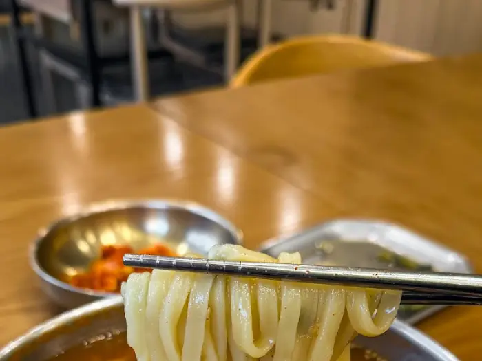 젓가락에 집힌 메밀면