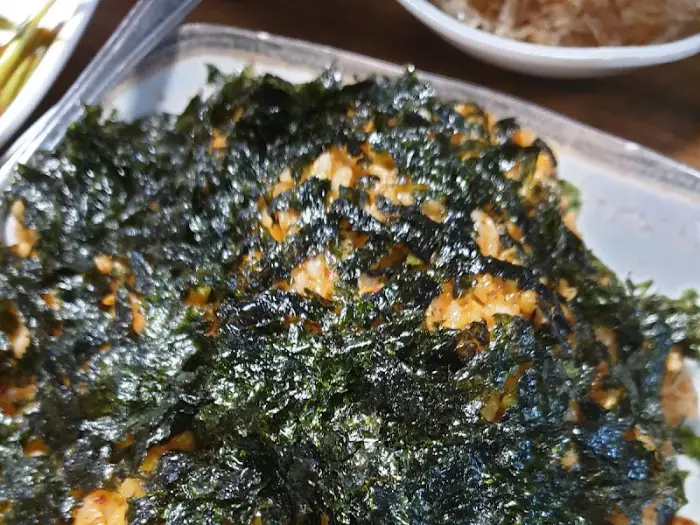 볶음밥에 덮인 김
