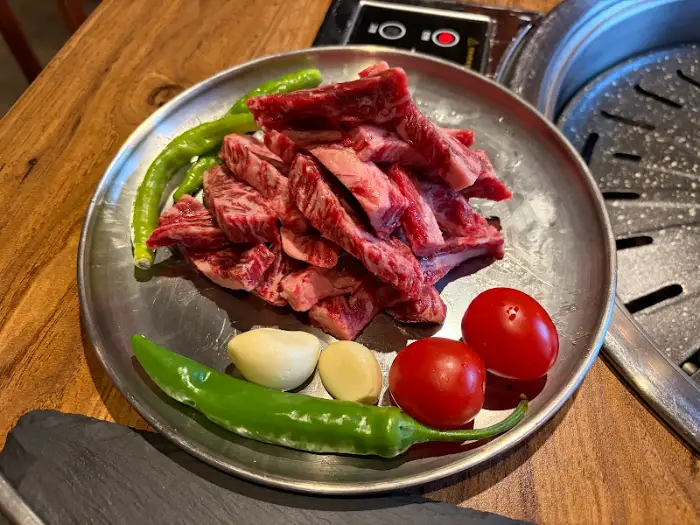 따뜻한 어묵 우동의 모습. 큼직한 어묵과 넉넉한 우동면이 돋보인다.