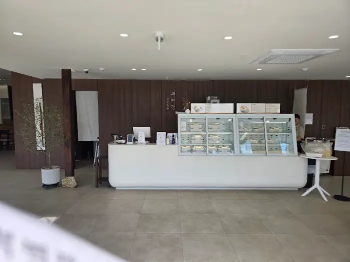 매장 내부 카운터와 진열장