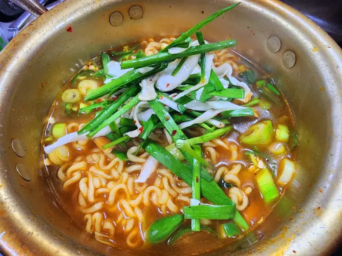 양은 냄비에 끓고 있는 라면