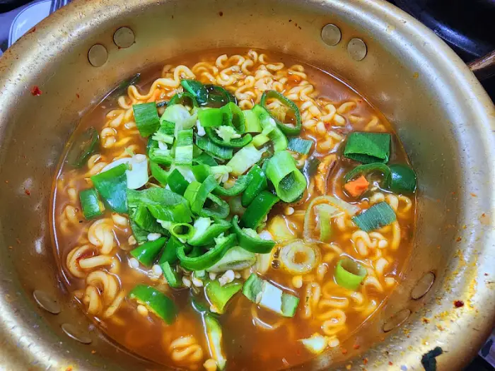 라면을 클로즈업한 모습