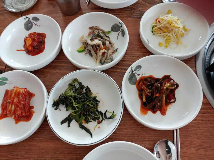 정갈하게 차려진 밑반찬들