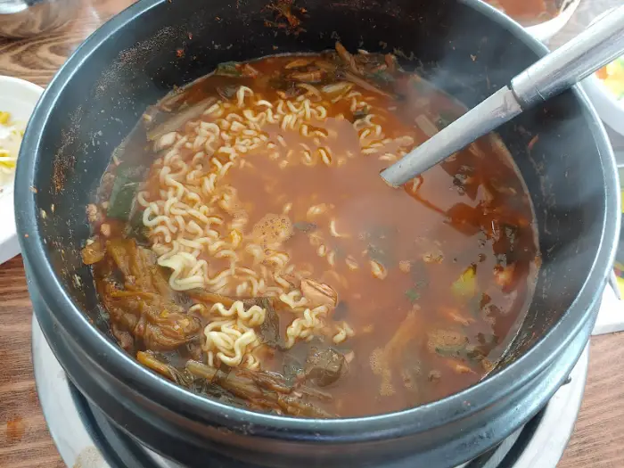 어탕에 넣은 라면사리
