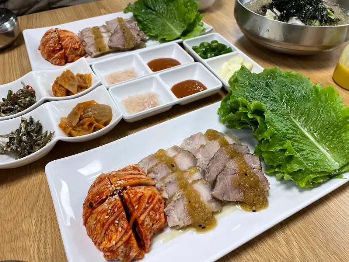 보쌈과 곁들임 음식