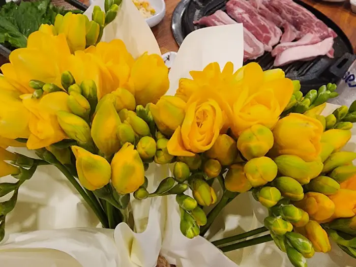 테이블 위의 꽃 장식