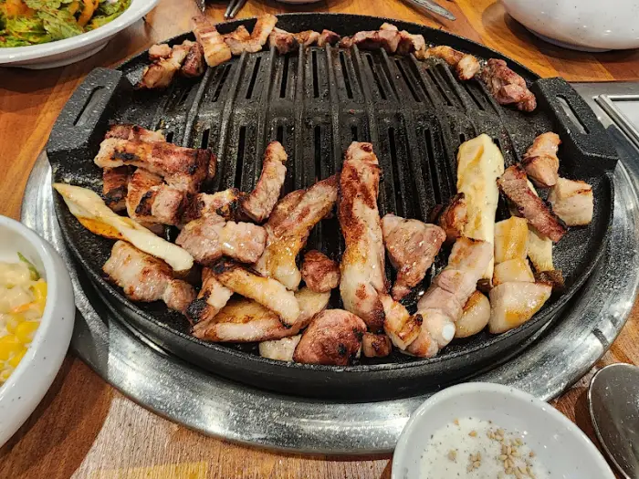 불판 위에서 익어가는 삼겹살