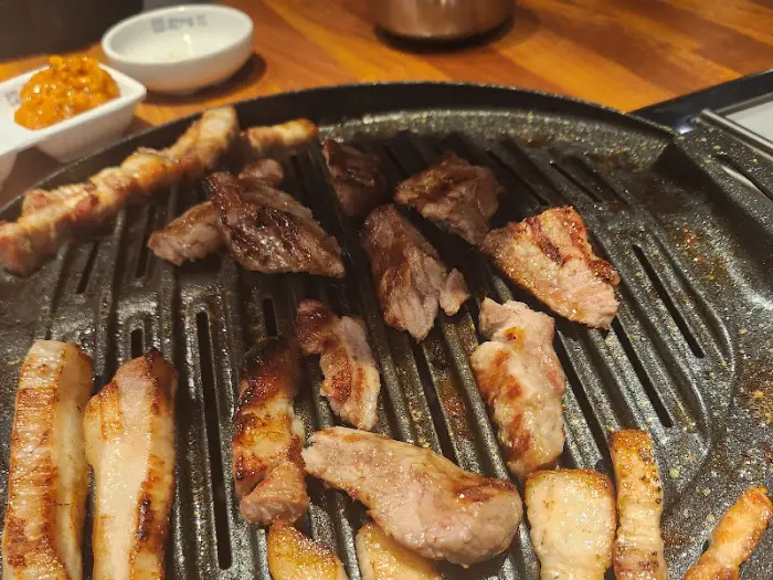 노릇하게 익은 삼겹살 조각들