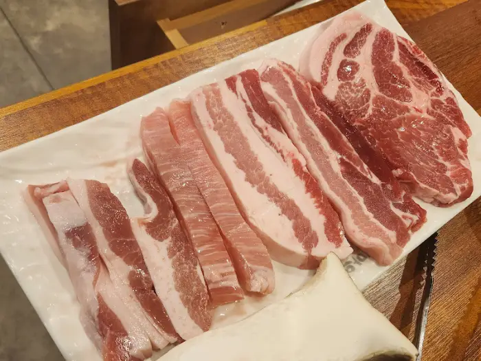 푸짐하게 담긴 생고기