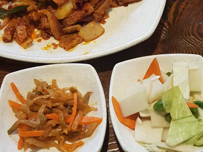 양파 절임과 춘장