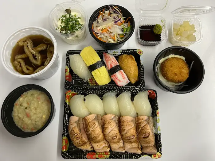 포장 구성으로 보이는 초밥과 사이드 메뉴