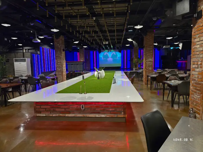 RIBEIRA 내부 중앙 무대 공간