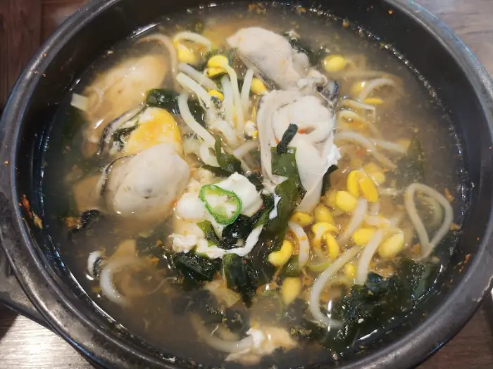 싱싱한 굴이 듬뿍 들어간 굴 콩나물국밥