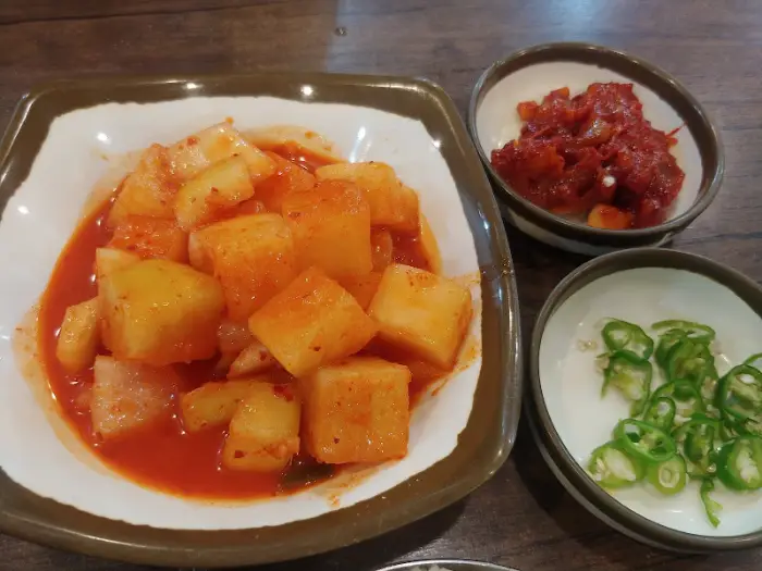 밑반찬으로 나온 깍두기와 오징어젓갈