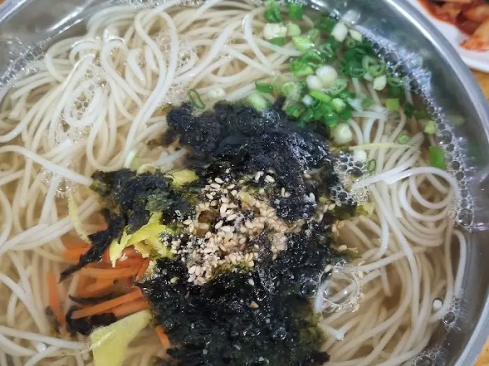 예산 장터 국수의 잔치국수