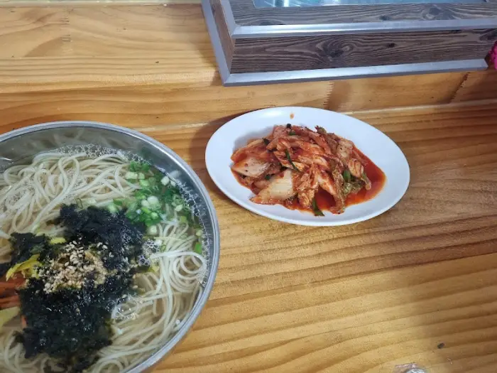 예산 장터 국수의 비빔국수와 김치