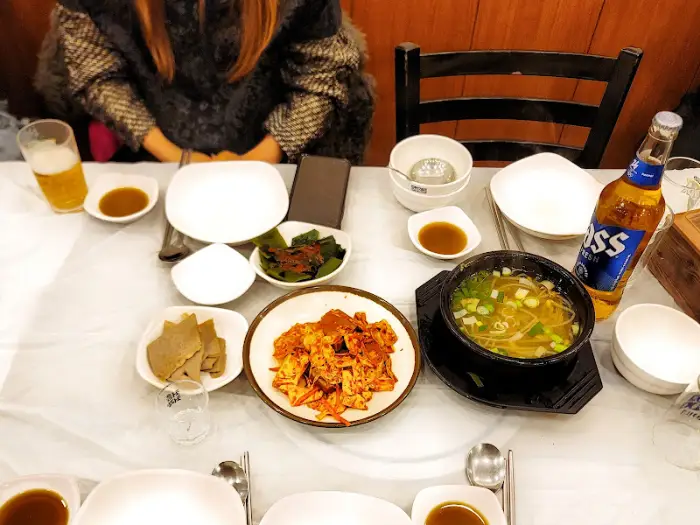 해물한소반 내부 식사 모습