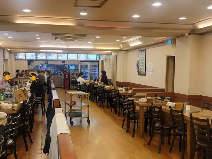 해물한소반 내부 테이블 모습