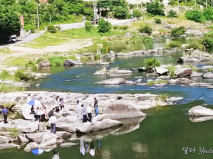 강가에서 휴식을 취하는 사람들