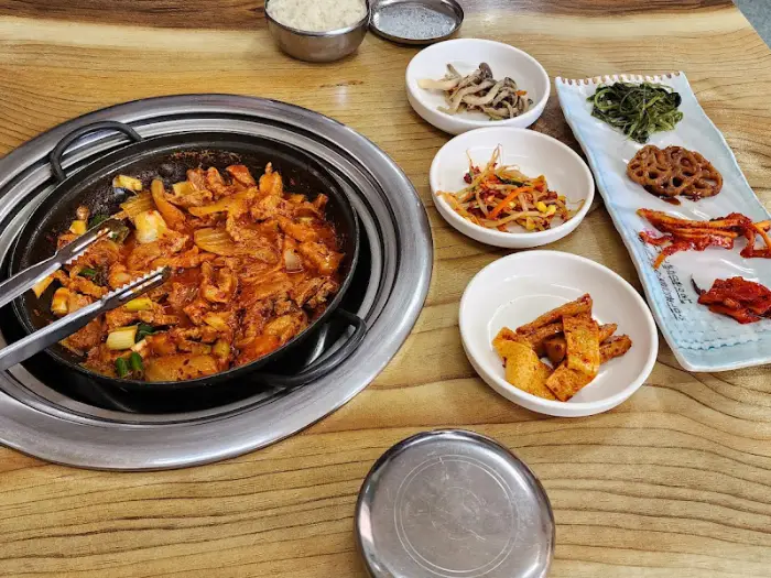 테이블에 놓인 음식과 집게