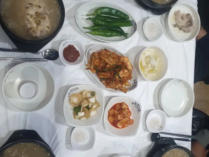 다양한 반찬과 함께 나온 녹두삼계탕 상차림