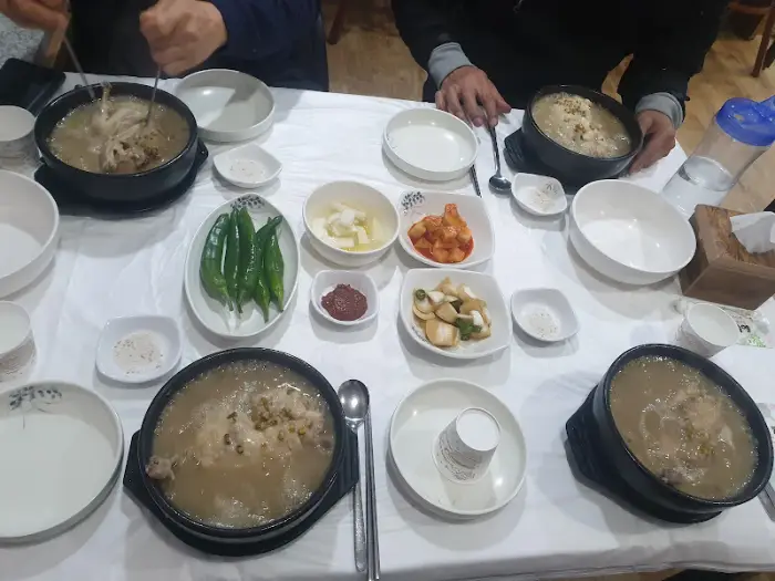 여러 테이블에 놓인 삼계탕 모습