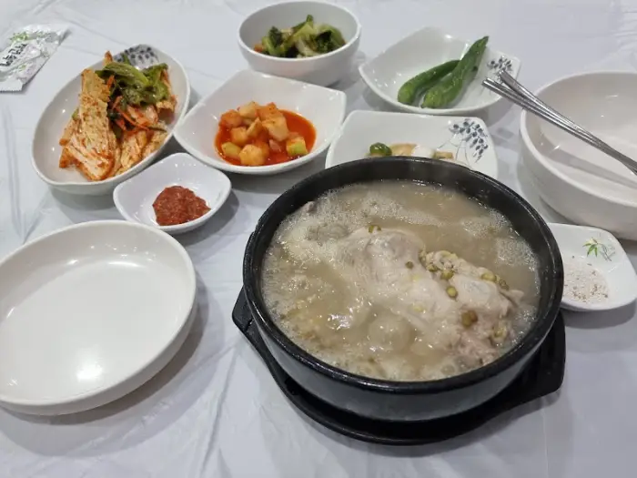 다양한 김치와 젓갈을 담은 그릇들