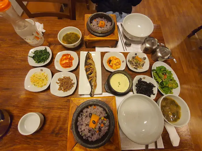 돌솥밥 정식 한상차림