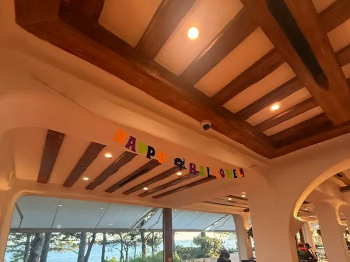 카페 내부 천장 장식