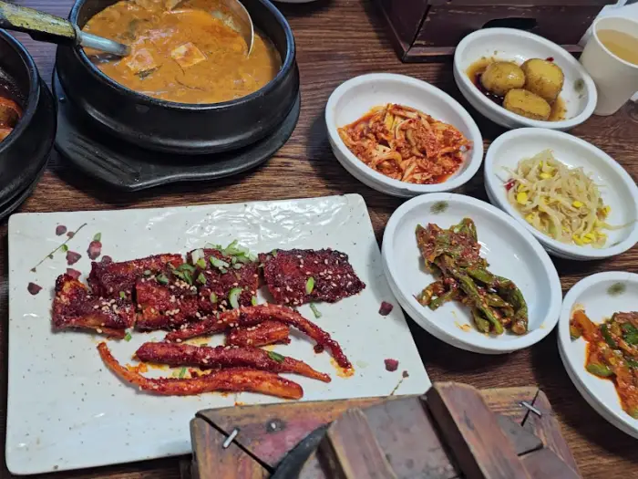 푸짐하게 차려진 시어머니 한상 차림, 다양한 반찬과 메인 요리들이 보인다