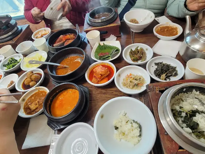 맛있게 끓여진 청국장과 비지찌개, 뚝배기에서 김이 모락모락 피어오르고 있다