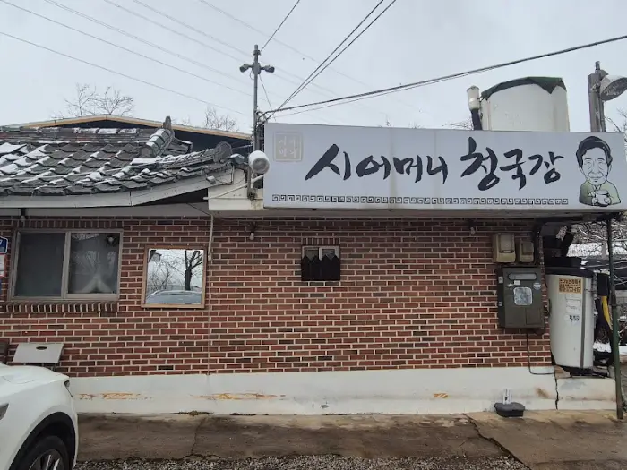 푸짐하게 담긴 밥과 여러가지 반찬들, 식욕을 자극하는 비주얼이다