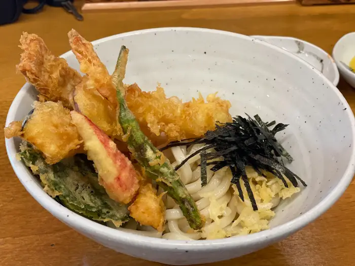 우동 위에 올라간 튀김 클로즈업