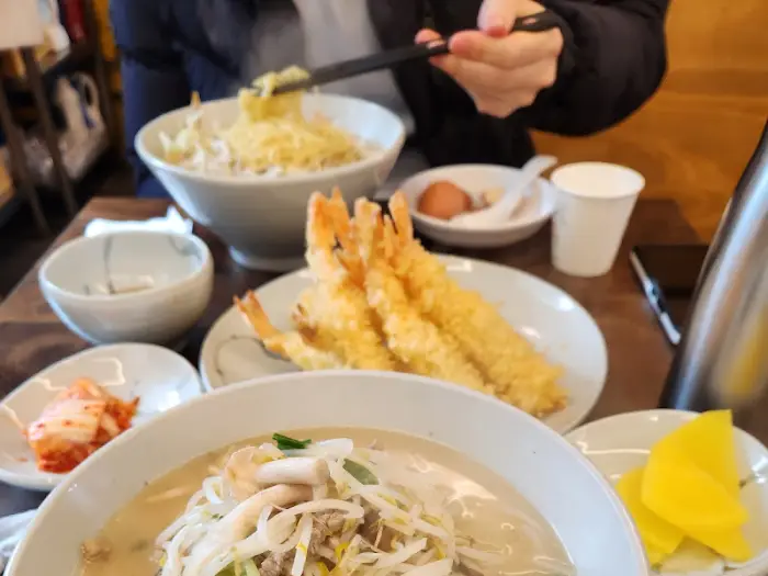 우동 면발과 튀김