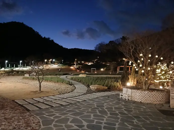 저녁 노을이 지는 풍경의 넓은 정원