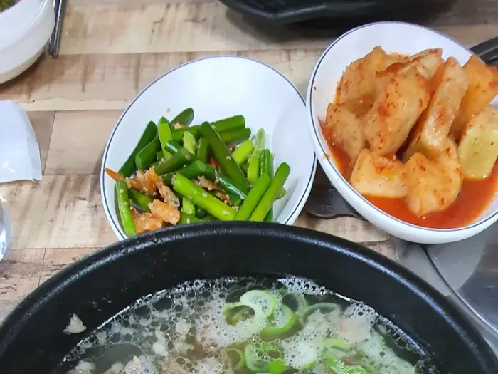 밑반찬과 식사 메뉴 일부