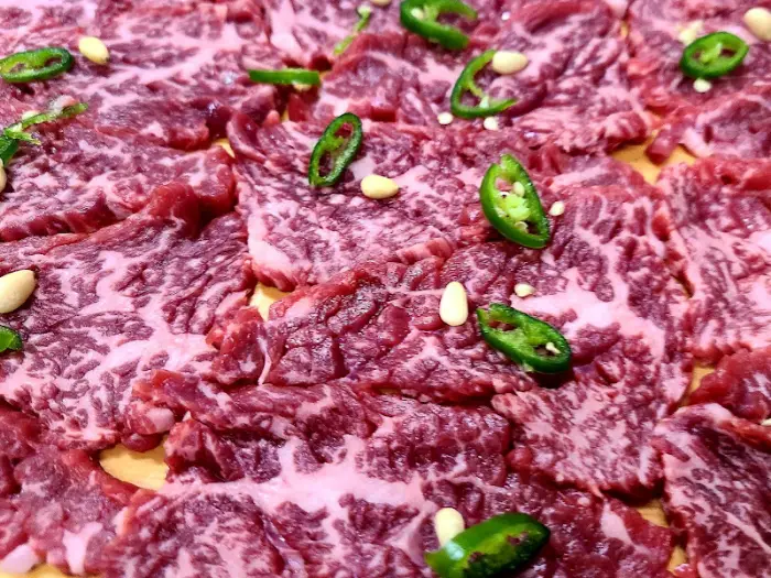 얇게 썬 신선한 소고기