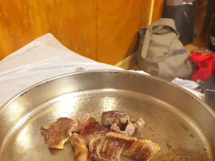 철판 위에서 구워지고 있는 등심 조각들