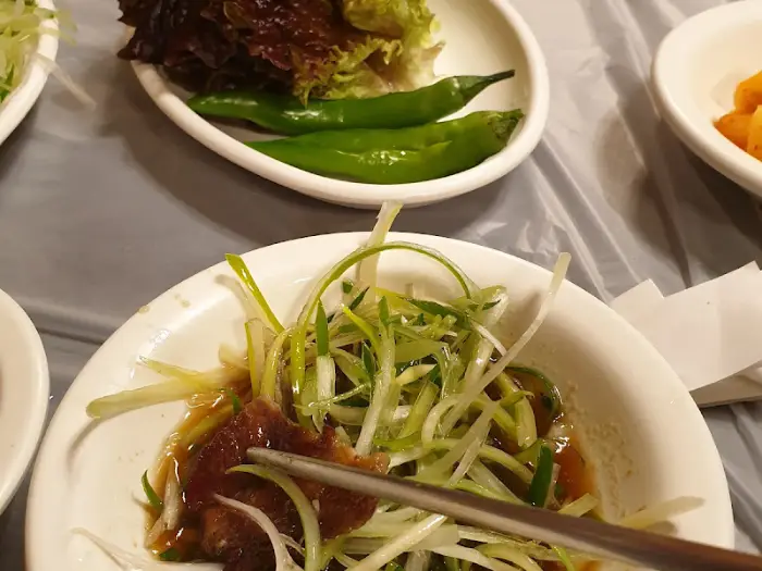 파절임과 고추, 쌈 채소 등 곁들임 반찬