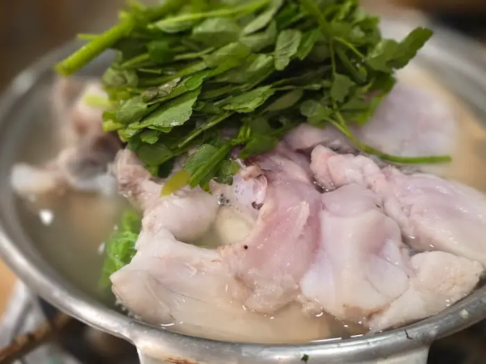 끓고 있는 생대구탕 냄비 속 신선한 대구 살점