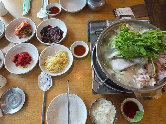 생대구탕과 함께 차려진 정갈한 밑반찬들