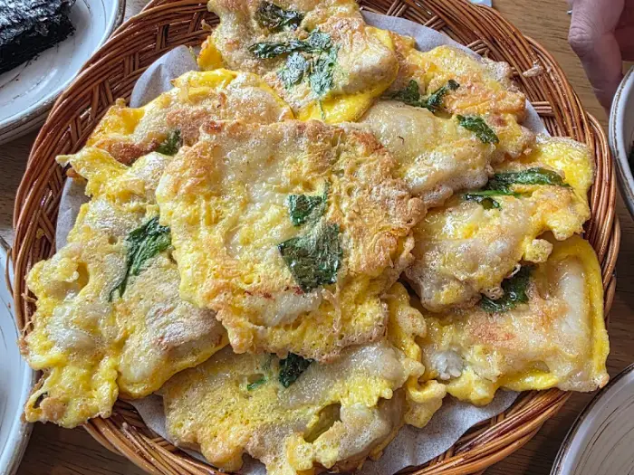 따뜻하고 노릇하게 구워진 생대구전