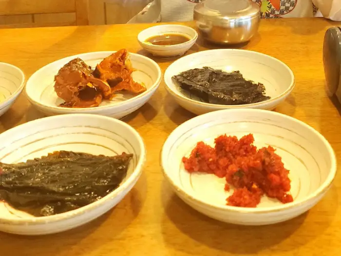 정갈하게 담겨 나온 여러 종류의 밑반찬